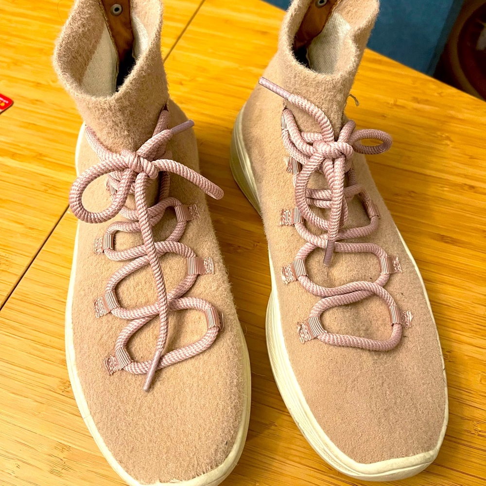 Universal Thread Goods Kamari Stretch Shoe. Blush. Size 7 comes with a gift